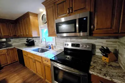 Image de Returning to the summer rental market fully renovated 4 Br/2 bath home A/C