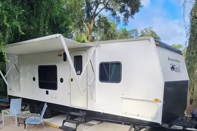 Image de Spacious Rv in Jax 1-bedroom 1-bath couch bed sofa pull out and Ac-heat