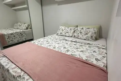 Image de Charmoso apartamento com uma suĂte confortável, cozinha completa, wifi e ar