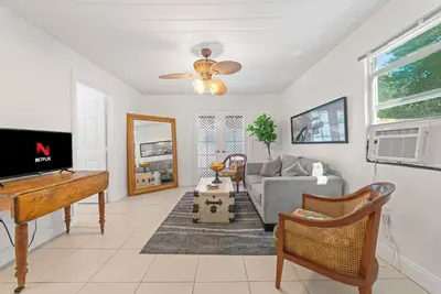 Image de Steps from the Ocean - Pet Friendly Two Bed One Bath Beach Cottage