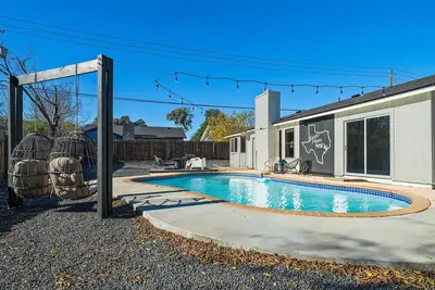 Image de Insta-worthy Bachelorette Pool Party near Domain