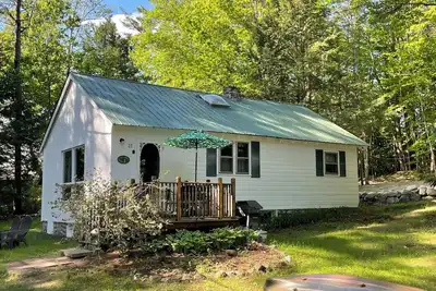 Image de Lovely, Lake Front 2-Bedroom Cabin with Porch and Dock on Saturday Pond