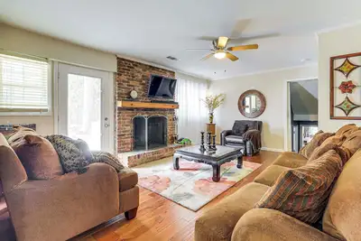 Image de 2 Mi to Airport: College Park Home w/ Grill!