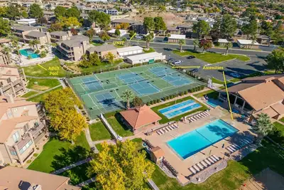 Image de Évadez-vous à St. George! Près de Zion et Sand Hollow, ce condo 2br offre jacuzzi et équipements.