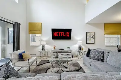 Image de Spacious 5 Bed South Facing Pool & Spa & Game Room