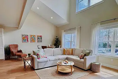 Image de Coastal Calm- Brand New Spacious Condo in the Heart of Ogt!