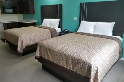 Image de Relaxing Two Queen Bedroom and Kitchenette in Quiet Bay City Location, 2 Units