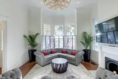 Image de Chic 2-bedroom corporate apartment  Savannah's Historic District!