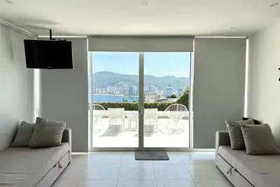 Image de Beautiful Loft with breathtaking view of the bay!