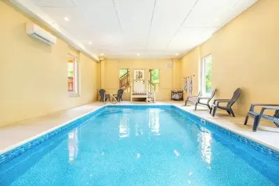 Image de Indoor Swimming Pool, Mood-Setting Fireplace, Fun Games & Wooded Surroundings - Happy Place