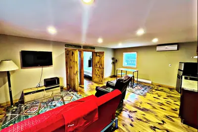 Image de Newly renovated private Apartment Close to town and the Dreams Park!