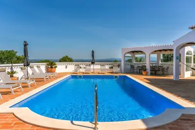Image de Tranquil one-level villa in Lagos with optional heated pool and large garden.