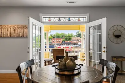 Image de Southern Charm Suites | Downtown | Sleeps 10