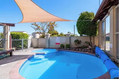 Image de 3 Br Holiday home - Steps to the lake and short, scenic stroll to town