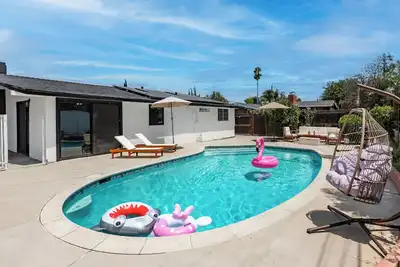 Image de Brand New 4br: Fireplace, Foosball, table tennis, Reseda.