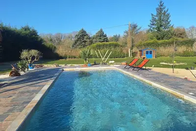 Image de Maison de vacances 'Villa Piscine Jacuzzi Et Pétanque' avec piscine, près du La table du 6