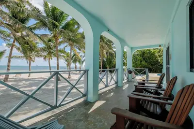 Image de Charming 3-bedroom 2-bathroom Beachfront Beauty with separate living quarters