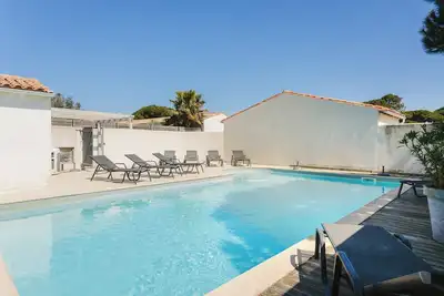 Image de Maison 3* avec piscine chauffée, à 400m plage et marché – Île de Ré​