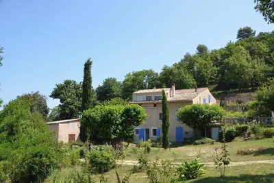Image de Studio 'Bas Verdon' avec terrasse et jardin privé