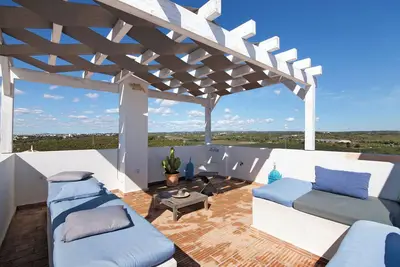 Image de Maison de vacances 'Rooftop Retreat' avec vue sur la mer, Wi-Fi et climatisation