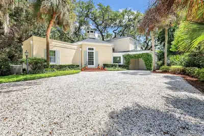 Image de Quaint Sea Island Cottage, w/Pool, 4 Bedroom, Recently Renovated + Decorated
