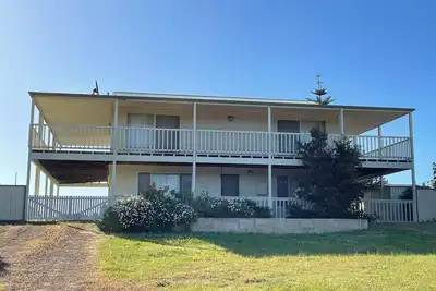 Image de Beach Haven - a spacious 2-storey beach house with beautiful sunset views!
