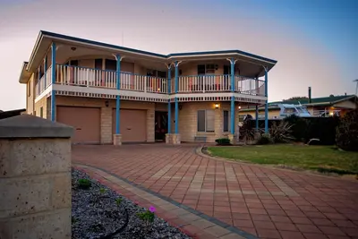 Image de Nautilus - a spacious 2-storey home in the heart of 'Toun' with ocean views!