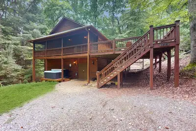 Image de Inviting cabin with game room, fireplace, balcony & mountain views