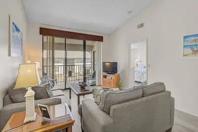 Image de Close to Beaches, Shopping, Img and Dining- Community Pool and Hot Tub