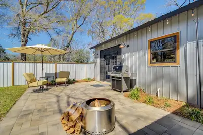 Image de 'All About the Buzz' Cottage w/ Patio & Yard!