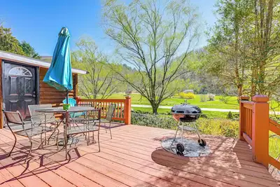 Image de Fire Pit & Decks: Creekside Cabin in Robbinsville