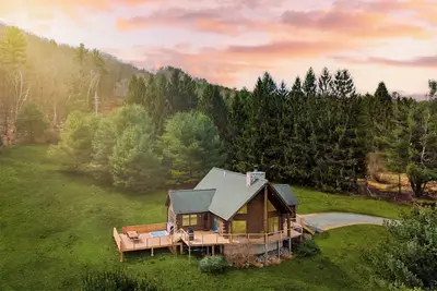 Image de Secluded w/ Deck Views, Hot Tub, & Ping Pong | Hudson in the Berks by AvantStay