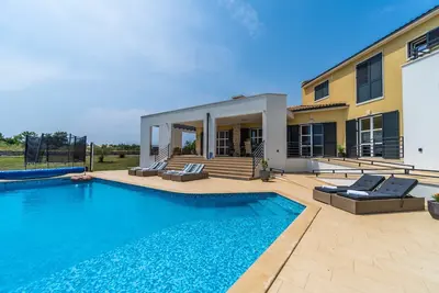 Image de Villa à Filipana avec piscine chauffée