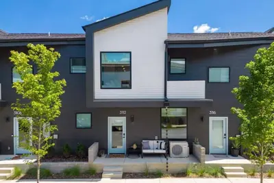 Image de 🌄 5★ Downtown Retreat | Mtn Views & Pet Friendly