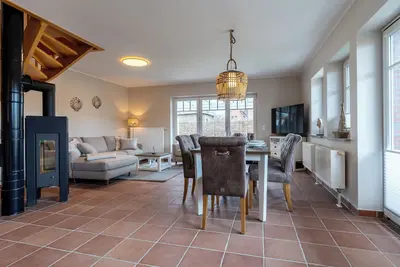Image de Vacation home Diekhus 1 with balcony, terrace and garden directly on the dyke.