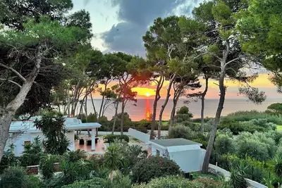 Seaside Escape with Stunning Views – Steps from Taranto’s Best Beaches!