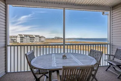 Image de New Listing 2025! Labor Day Weekend Special & Off-Season Rates Locked In & Ready to Go! This lovely third-floor unit has gorgeous waterfront views and is only a few miles from Bethany Beach and the surf and sand!