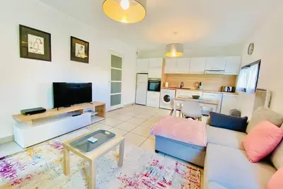 Appartement Centre Ville 2 Chambres Tout Equipe Balcon Ascenseur Parking Prive