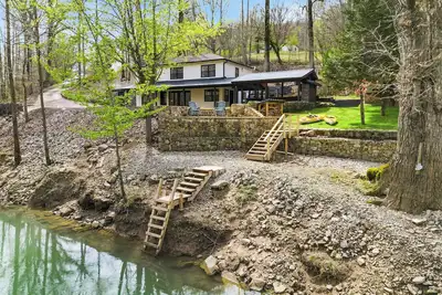 Image de Waterfront•Hot Tub•Arcade•Kayaks•Fishing•Patio•Golf•Sweetens Cove Lodge