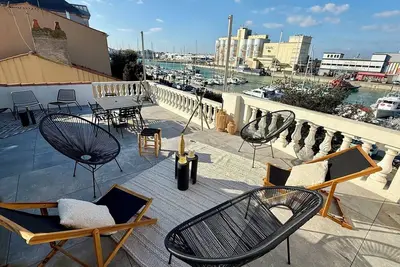 Image de Appartement en ville avec vue et grande terrasse donnant sur le port des Sables