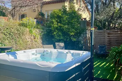 Image de Villa avec jacuzzi et jardin
