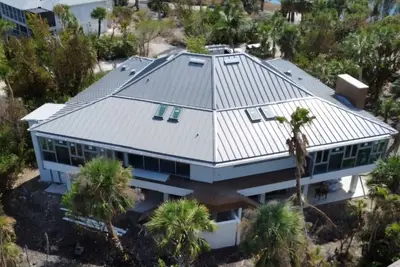 Image de Bentley Beach House: Gorgeous Custom Built Home!