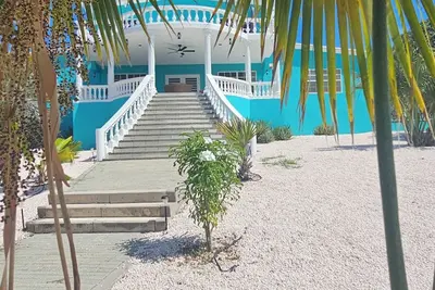 Image de Villa Turquoise Curaçao: Central location, elevated with great views.