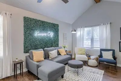 Image de 3-bedroom bungalow in peaceful Kansas City with Ac, WiFi, Hot Tub, and Fire Pit