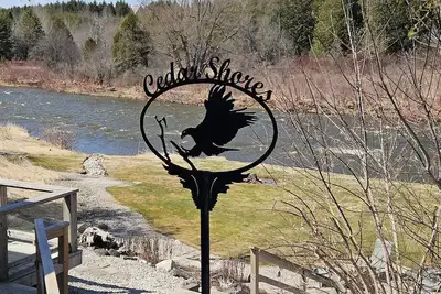 Image de Beautiful Bungalow on Grand River in Fergus.