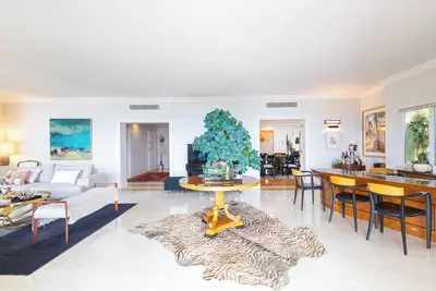 Image de Sophisticated Coastal Elegance: Luxurious 4-Bedroom Condo Apartment