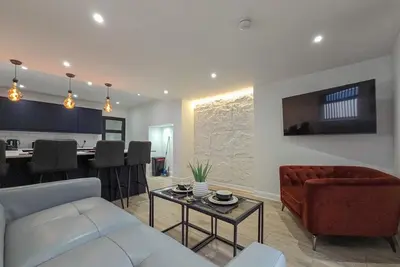 Image de Ground Floor-Pet Friendly-Prestige-Appartement-Salle de bain privée séparée-V. . .