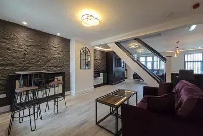 Image de First Floor-Free Parking--de Luxe-Appartement-Salle de bain privée séparée