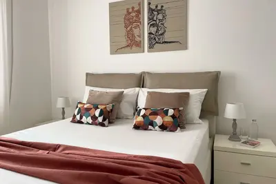 Image de Germana's apt filled with her art and local vibes - 70m²