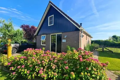 Image de Enjoy peace and nature in this cozy cottage in the North Holland North. Ideal for families and dog lovers, with a sunny terrace, enclosed garden and free fishing pass. Close to the beach, Callantsoog and Schagen